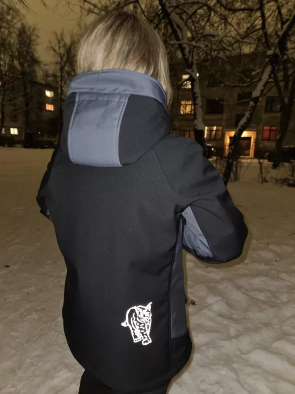 Atstarotājs lūsis uz sporta jakas